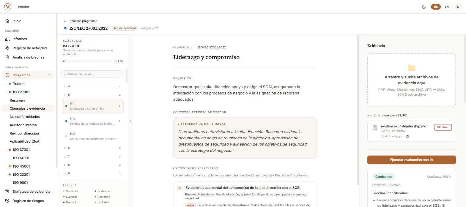 La IA califica cada cláusula frente a su evidencia y explica por qué.